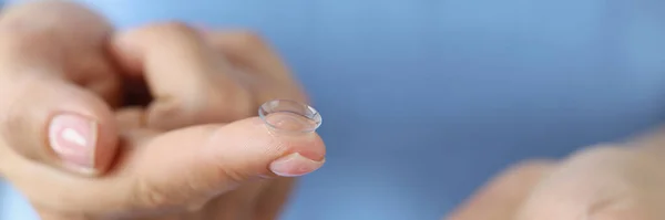 Contactlenzen Voor Het Zicht Een Container Vrouwelijke Handen Close Wazig Stockfoto