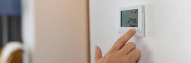 Erkek el ısıtma ve soğutma için programlanabilir bir termostat ayarlar. Aygıt ısıtmayı kontrol eder