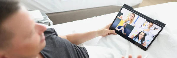 Homem Está Sentado Uma Cama Hotel Com Tablet Falando Link — Fotografia de Stock