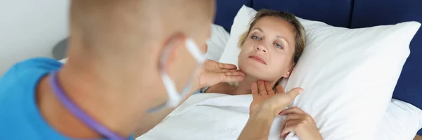 Een Zieke Vrouw Ligt Bed Dokter Controleert Lymfeklieren Close Noodoproep — Stockfoto