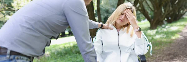 Marito Conforta Moglie Stanca Una Sedia Rotelle Nel Parco Primo — Foto Stock