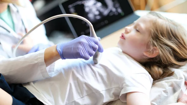 Close Female Doctor Making Diagnostic Examination Internal Organs Children Using — Fotografia de Stock