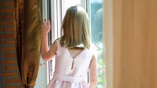 Close Van Het Meisje Roze Jurk Staande Vensterbank Bij Open — Stockfoto