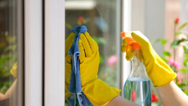 Close Woman Applying Detergent Spray Rag Cleaning Window House Cleaning — Stok fotoğraf