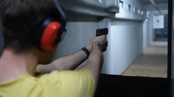Close Male Shooter Headphones Aiming Pistol Target Shooting Range Shooting — Stockfoto