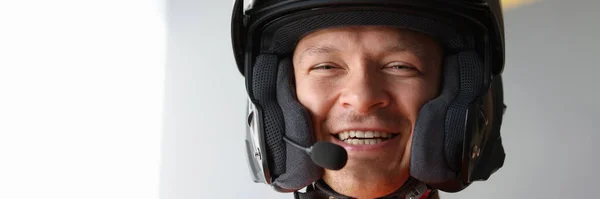 スピーカーフォンでバイクのヘルメットの笑顔男 バイクのコンセプトに乗りながらのコミュニケーション — ストック写真