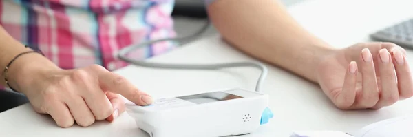 Vrouw Meten Van Bloeddruk Met Elektrische Digitale Tonometer Begrip Gezondheidszorg — Stockfoto