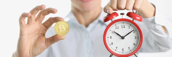 Nőnél Arany Bitcoin Ébresztőóra Van Cryptocurrency Kezelési Koncepció — Stock Fotó