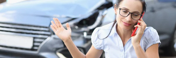 Водій Жінки Розмовляє Телефону Перед Зламаною Машиною Концепція Автомобільної Аварії — стокове фото