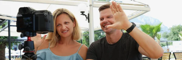 Evli Çift Bir Blog Çekiyor Kameraya Gülümsüyor Çevrimiçi Selamlama Blogu — Stok fotoğraf