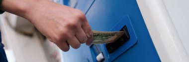 Fatura alıcısına yakın çekim için bir dolar koyuyorum. Fatura ödemenin modern yöntemleri