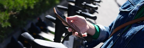 Mulher Alugando Scooter Usando Aplicativo Seu Telefone Celular Close Kicksharing — Fotografia de Stock