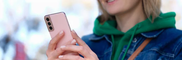 Jonge Vrouw Met Roze Mobiele Telefoon Het Park Glimlachende Close — Stockfoto