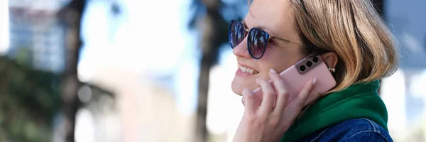 Γυναίκα Γυαλιά Ηλίου Χαμογελώντας Και Μιλώντας Στο Κινητό Τηλέφωνο Στο — Φωτογραφία Αρχείου