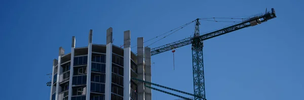 Construction Crane Standing Modern Building Blue Sky Urban Architecture Construction — Stock Photo, Image