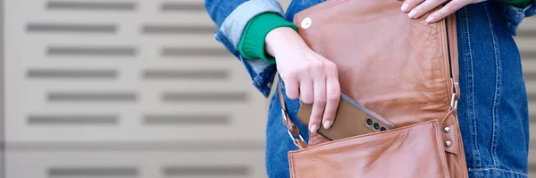 Γυναίκα Βάζοντας Κινητό Τηλέφωνο Καφέ Δερμάτινη Τσάντα Closeup Έννοια Αποθήκευσης — Φωτογραφία Αρχείου