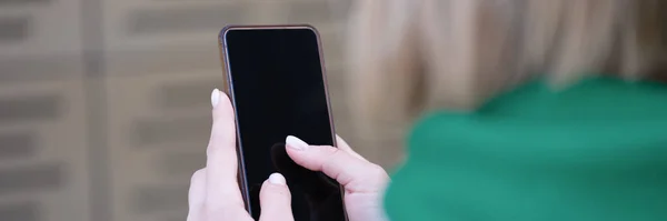 Vrouw Typt Sms Jes Met Mobiele Telefoon Close Moderne Toepassingen — Stockfoto