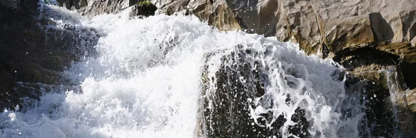 Швидкий Водоспад Піною Фоні Гірських Порід Красива Концепція Природи — стокове фото