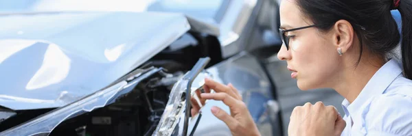 Vrouwelijke Chauffeur Kijkt Naar Kapotte Auto Ongeluk Auto Schade Concept — Stockfoto