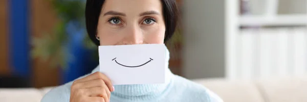 Mujer Sostiene Pedazo Papel Con Una Sonrisa Concepto Estado Ánimo — Foto de Stock