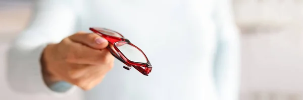 Kadın Elinde Güzel Şık Gözlükler Optik Konseptinin Seçimi Seçimi — Stok fotoğraf