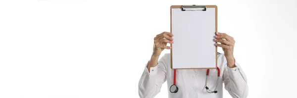 Dokter Memegang Lembaran Kertas Putih Konsep Farmasi Dan Pemeriksaan Medis — Stok Foto