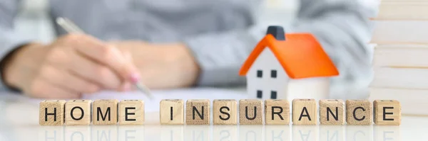 Agent Vyplní Formulář Pojištění Domácnosti Koncept Kontroly Nemovitostí Hodnocení Pojištění — Stock fotografie