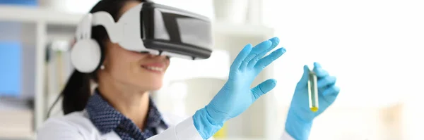 Врач Виртуальных Очках Проводит Пробирки Клинике Медицинские Технологии Инновации — стоковое фото