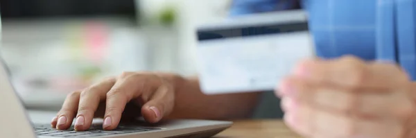 Kreditkarte Der Hand Und Computertastatur Sicheres Konzept Für Online Zahlungen — Stockfoto