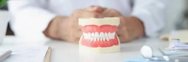 Dentysta Układ Piękne Nawet Białe Zęby Koncepcja Usług Kliniki Dentystycznej — Zdjęcie stockowe