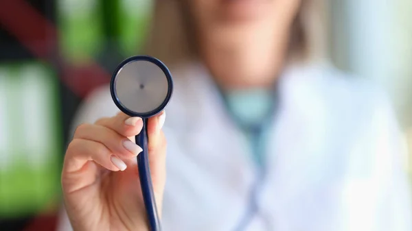Närbild Kardiolog Läkare Som Håller Ett Stetoskop Reklam För Regelbunden — Stockfoto