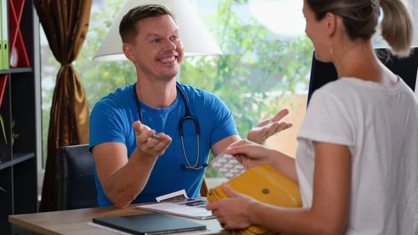 Uśmiechnięty Szczęśliwy Lekarz Przepisuje Kobiecie Tabletkę Nasenną Leki Leczeniu Depresji — Zdjęcie stockowe
