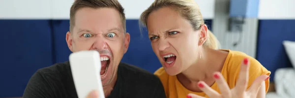 Man Woman Scream Phone Hotel Room Dissatisfied Angry Service Customers — Stock Photo, Image