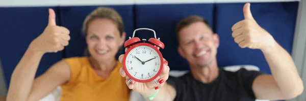 Házaspár Ébresztőórát Tart Felemeli Hüvelykujját Ajánlások Reggeli Ébredés Koncepciójához — Stock Fotó