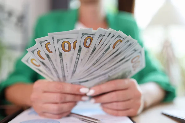 Zakenvrouw Die Fan Van Dollars Financiële Inkomsten Winstgevendheidsconcept — Stockfoto