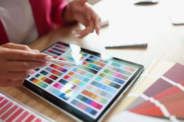 Nainen Työskentelee Väripaletin Tabletin Kanssa Toimistossa Valinta Sävyjä Värejä Mobiilisovelluksessa — kuvapankkivalokuva