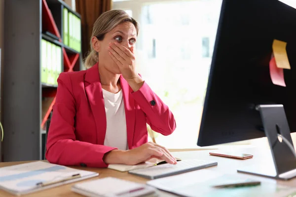 Businesswoman Looks Monitor Screen Surprise Covers Mouth Hand Shock Emotions — Stock Photo, Image