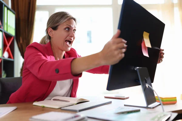 ビジネスマンはオフィスのコンピューターモニターでヒステリックに叫んでいる ショックを受けた女性財務ミス悪いニュースとオンライン停電 — ストック写真