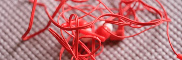 Red Wired Headphones Gray Background Closeup Tangled Tangled Tied Ears — стоковое фото