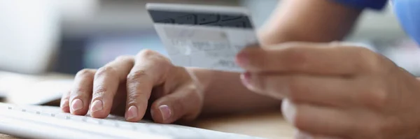 Человек Имеет Кредитную Карту Банка Клавиатуру Компьютера Онлайн Платежи Концепция — стоковое фото