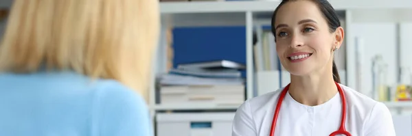 Gynecologist Holds Model Female Reproductive System Uterus Consults Patient Gynecological — Foto de Stock