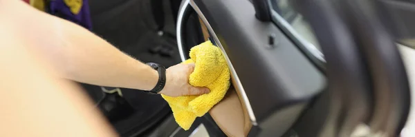 Carro Limpador Que Limpa Painel Porta Carro Com Pano Microfibra — Fotografia de Stock