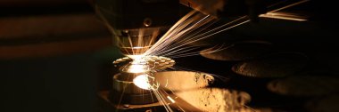 Lazer kesme teknolojisi, düz metal metal malzeme işleme sisteminde kıvılcımlar. Yüksek duyarlı elektrik kesme makinesi, yüksek enerjili endüstriyel iş konsepti.