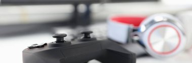 Oyun kumandası kulaklıkları ve bilgisayar monitörü. Çevrimiçi oyun kavramı