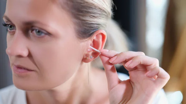 綿棒で耳をきれいに若い女性の閉鎖 耳のケアと衛生 — ストック写真