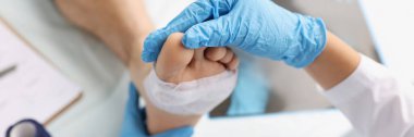 Doktor ayak tabanında ağrı ve nasır tespit etti. Ayak ve ayak altında ağrı konsepti