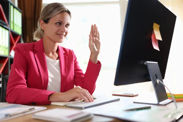 Schöne Lächelnde Junge Geschäftsfrau Winkt Einladender Geste Computerbildschirm Online Beratung — Stockfoto