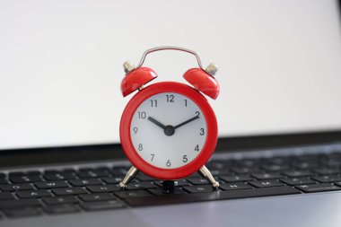 İş koşulları için dizüstü bilgisayarda on kişilik kırmızı alarm saati. Zaman yönetimi son teslim tarihi ve zaman planlama