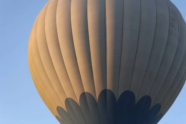 灰色的气球升到多云的天空 热气球飞行 — 图库照片