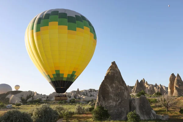 色彩艳丽的热气球飞越土耳其卡帕多西亚上空 Cappadocia的洞穴城镇 — 图库照片